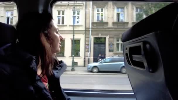 Turystka Podróżująca Taksówką Przejeżdżająca Obok Obiektów Architektonicznych Starym Mieście Krakowie — Wideo stockowe