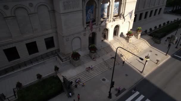 Chicago Art Institute Building Establishing Drone Shot People Sidewalk Facade — Vídeos de Stock