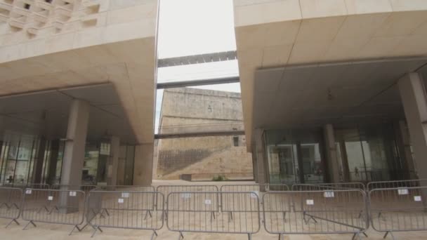 Maltas Parliament Building Separato Due Padiglioni Affiancato Ponte Acciaio Alto — Video Stock