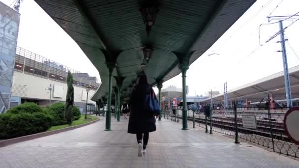 Woman Walking Covered Walkway Central Station Krakow Poland Tracking Slow — 비디오