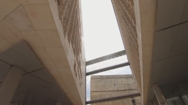 Будівля Парламенту Мальти Розділена Два Павільйони Єднана Високорівневим Сталевим Мостом — стокове відео