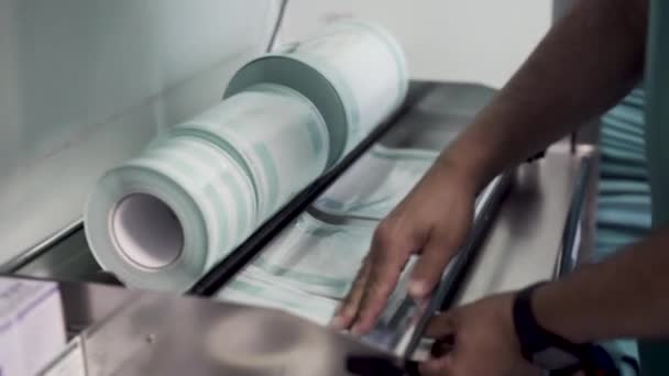 民間病院で医療包装用密封袋をスライス — ストック動画