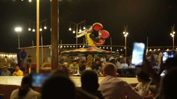 Miejscowy Człowiek Wykonuje Tradycyjny Taniec Ludowy Nocy Ramach Pustynnego Pokazu — Wideo stockowe