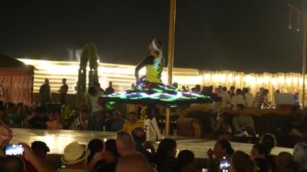 Мужчина Исполняет Традиционные Народные Танцы Ночью Dubai Desert Safari Оаэ — стоковое видео