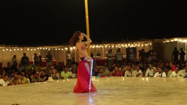 Arabic Belly Dancer Dances Stage Dubai Desert Safari Show Ηνωμένα — Αρχείο Βίντεο