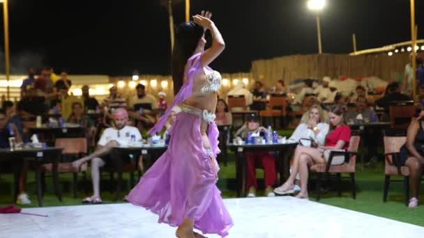 Dubai Bae Uzun Siyah Saçlı Egzotik Dansçı — Stok video