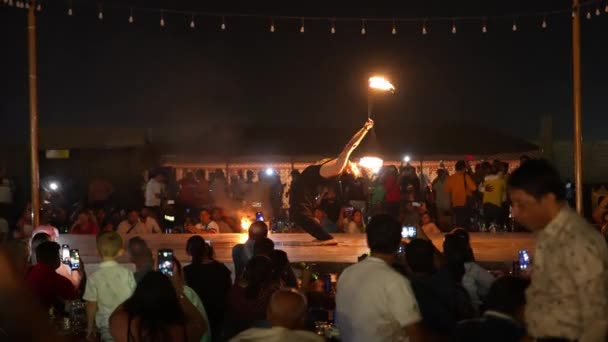 Dubai Sahneye Çıkan Ateş Hokkabazı Safari Maceraları Nda Bae Şovu — Stok video