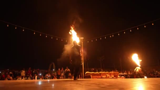 Fire Breathers Spugen Brandstof Vuurballen Ontsteken Het Festival Dubai Verenigde — Stockvideo
