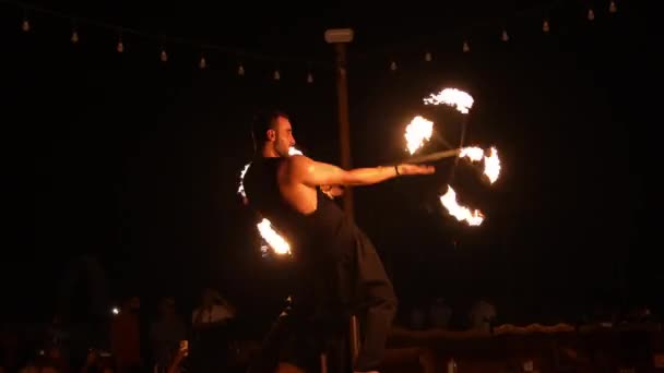 Мужчина Крутит Жонглирует Огненной Дубинкой Фестивале Сафари Дубае — стоковое видео