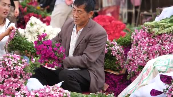 Kunming Yunnan Kína 2022 Szeptember Eladók Kunming Dounan Virágpiacon Takarítják — Stock videók