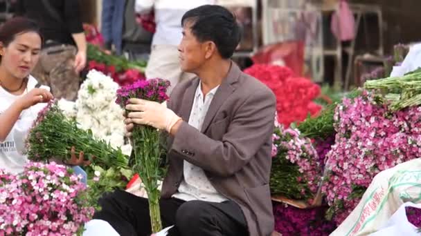 中国云南昆明 2022年9月1日 卖家正在昆明杜南花市忙着整理花朵 亚洲最大的花卉市场 4K视频 慢动作 平底锅 — 图库视频影像