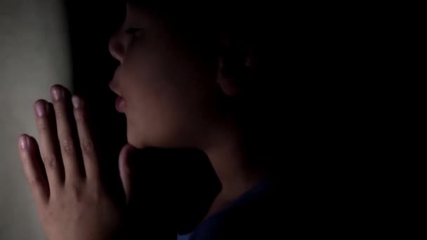 Kleiner Junge Betet Mit Den Händen Gott — Stockvideo