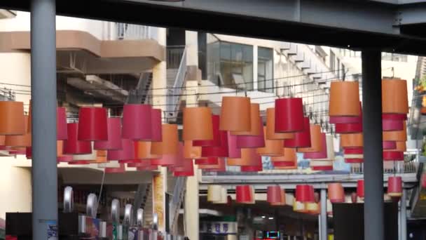 Повішення Китайських Ящиків Навколо Комплексу Магазинів Dounan Flower Market Місті — стокове відео