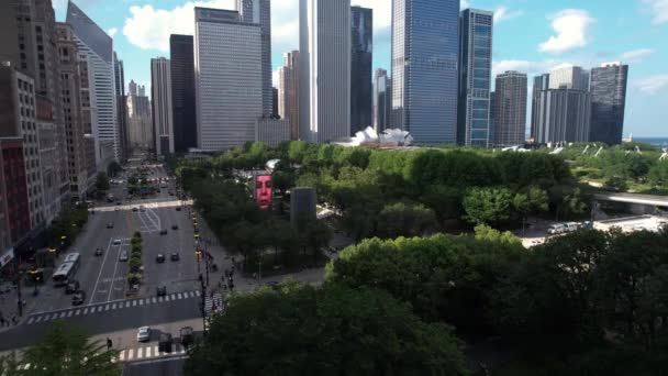 芝加哥美国 密西根大道的千禧公园 摩天大楼和交通的静态空中景观 — 图库视频影像