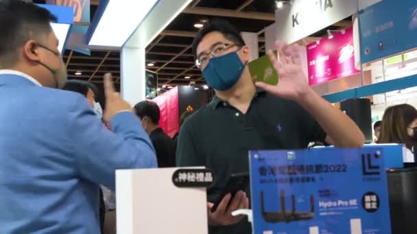 Ein Chinesischer Technologieeinkäufer Besucht Den Stand Des Amerikanischen Herstellers Von — Stockvideo