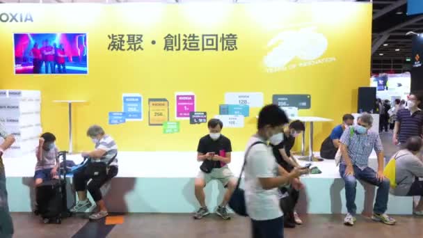 Chinese Visitors Retail Tech Buyers Sit Rest Take Break Computer — Vídeo de stock
