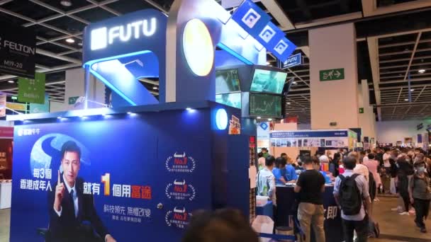 在香港电脑通讯节期间 在数字化经纪及财富管理平台公司富土控股 Futu Holdings 的展位上 可看到中国买家和游客 — 图库视频影像