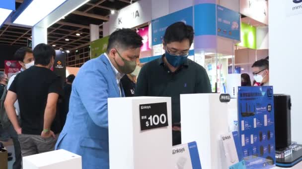 在香港举行的电脑及通讯节期间 一位中国科技买家参观了美国品牌的数据网络硬件公司 该公司提供了众多Wifi路由器的展位 — 图库视频影像