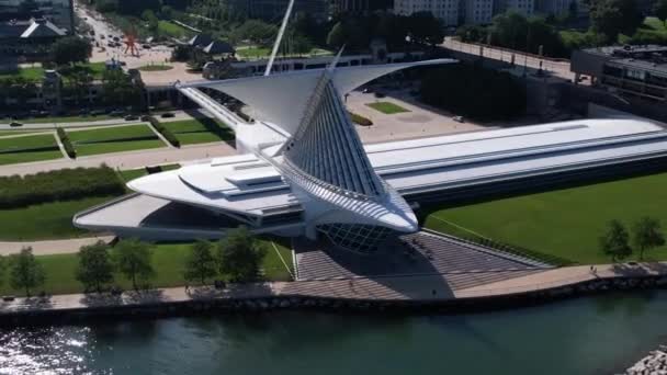 Futuristisk Arkitektur Milwaukee Art Museum Wisconsin Usa Flygfoto Över Byggnaden — Stockvideo