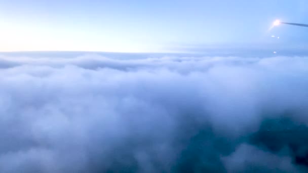 Avión Descendiendo Través Densas Nubes Azules Hora Azul Vista Del — Vídeos de Stock