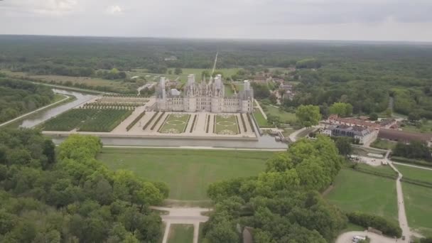 Luchtfoto Van Het Kasteel Van Chambord Met Nieuwe Franse Tuinen — Stockvideo