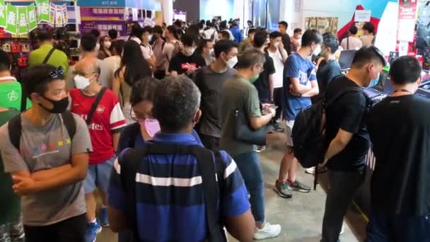 Crowds Chinese Retail Tech Customers Visitors Pack Halls Browse Buy — 비디오