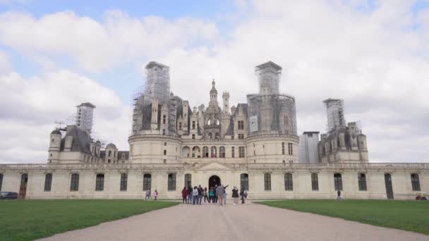 Wide Static Shot Main Entrance Renaissance Chambord Castle Renovation — Vídeos de Stock