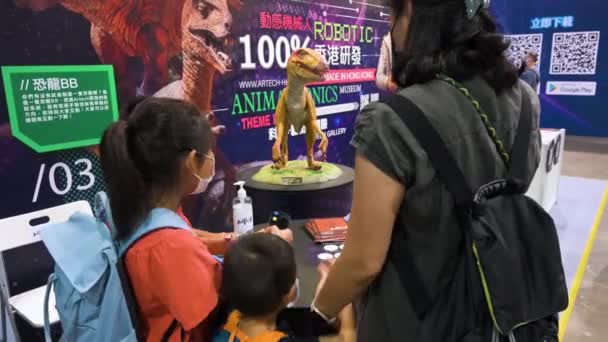 Kinesiska Barn Interagerar Med Automatisk Dinosaurie Robot Visas Hong Kong — Stockvideo