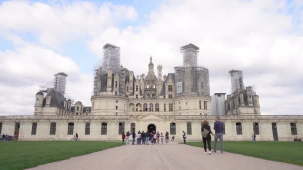 Touristen Schloss Chambord Restaurierung Der Glockentürme Des Chateau Chambord Centre — Stockvideo