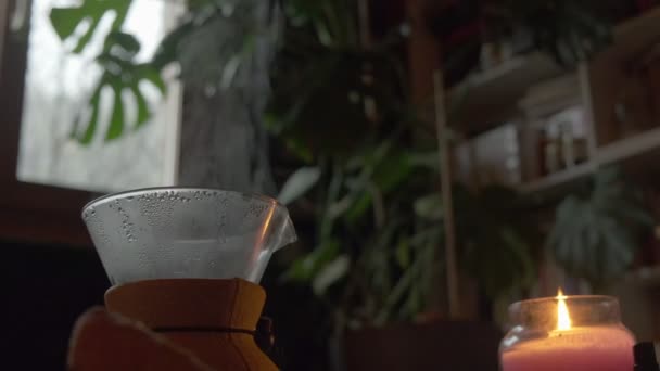 Vedere Confortabilă Unei Oale Aburitoare Cafea Aproape Lumânare Plantă Mediul — Videoclip de stoc