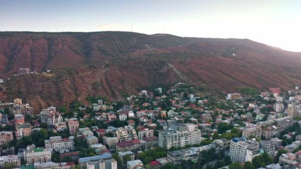 夜明けにトビリシの山脈と住宅地 ドローンからの眺め — ストック動画