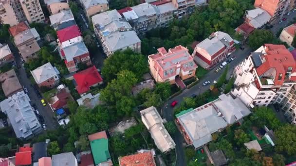 黎明时分在Vake住宅区上空俯瞰第比利斯住宅区的全景 具有后向摄像机运动的无人机视频 — 图库视频影像