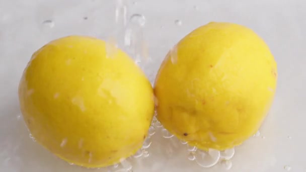Drops Water Flow Yellow Lemons Slow Motion — Vídeos de Stock
