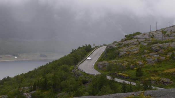 Tesla Dirigindo Cuidadosamente Estrada Costeira Norte Noruega Incríveis Nuvens Cênicas — Vídeo de Stock