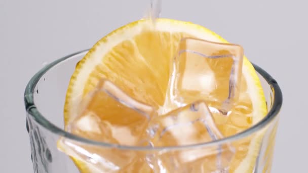Холодна Свіжа Ігристий Вода Вливається Склянку Льодом Лимонними Скибочками Повільний — стокове відео