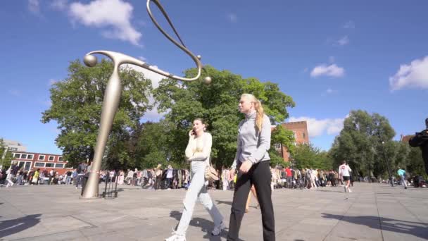 People Walking Molleparken Slangen Sculpture Aarhus Denmark Wide — Stock Video