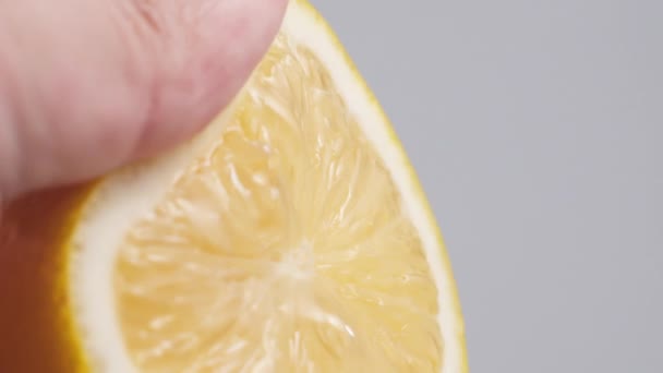 Χέρι Συμπιέζει Φρέσκο Φυσικό Χυμό Από Λεμόνι Βιταμίνες Και Υγιεινή — Αρχείο Βίντεο