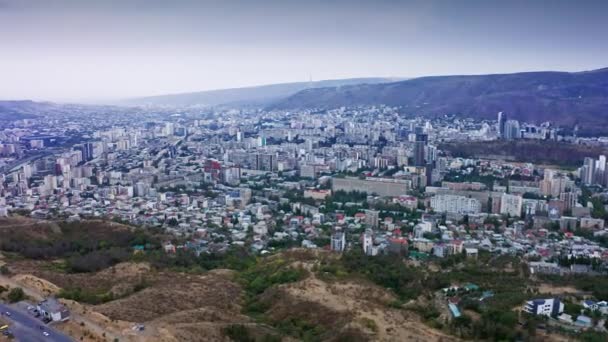 Tiflis Saburtalo Yerleşim Bölgesinin Üzerinde Gün Batımında Havadan Şehir Manzarası — Stok video