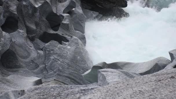 ノルウェー北部のMarmorslotetにある彫刻された灰色の石の本当に強力な白い水の迅速な真ん中 誰の映像も — ストック動画
