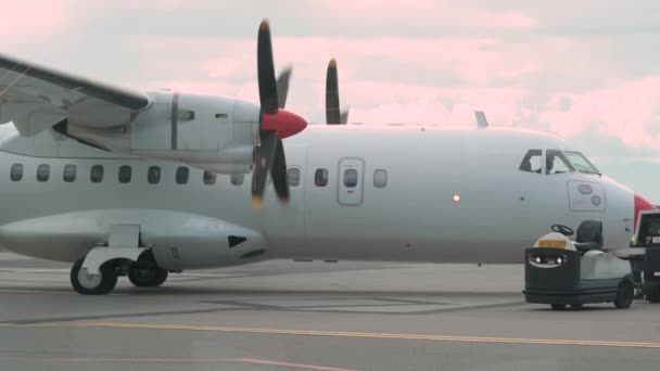 Atr Aircraft Airfield Propellers Rotating Engine Start Wide — 비디오