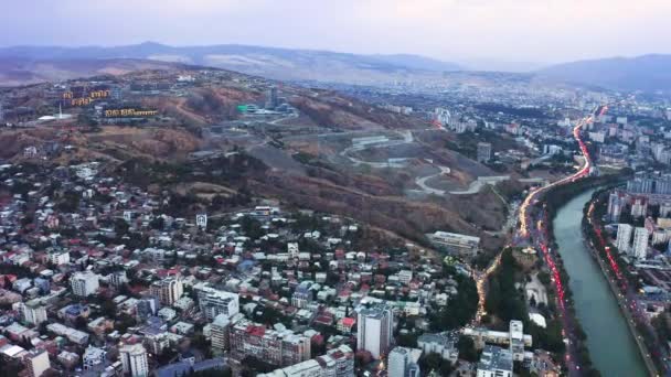 Widok Lotu Ptaka Wieczorem Ulice Autostrady Tbilisi Gruzja — Wideo stockowe