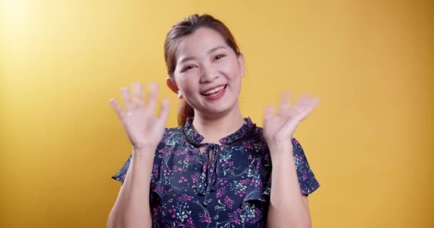 Kind Friendly Asian Woman Charmingly Smiles Waving Her Hand Happy — Vídeo de stock