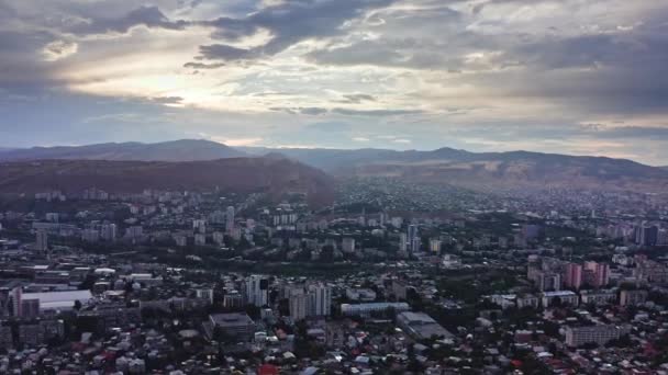 Veduta Aerea Tbilisi Tra Colline Montagne Sotto Tramonto Paesaggio Nuvoloso — Video Stock