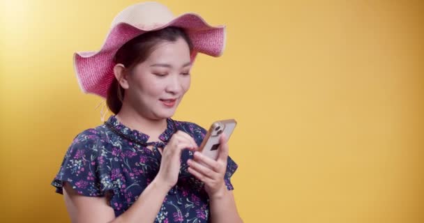Happy Girl Sorri Aponta Dedo Para Seu Smartphone Surpreso Surpreso — Vídeo de Stock