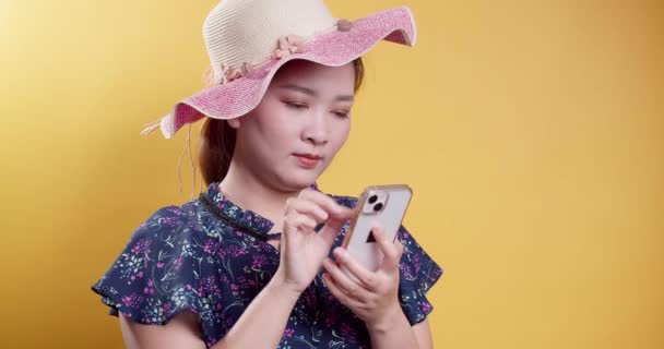 Nadšený Mladý Asijský Žena Pomocí Mobilního Telefonu Obdržel Gratulační Zprávu — Stock video