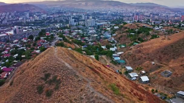 Tbilisi Urban Skyline Dramatisk Solnedgång Himlen Hösten — Stockvideo