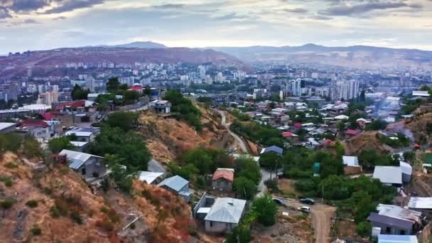 Lecące Nad Górzystymi Dzielnicami Tbilisi Zachodzie Słońca — Wideo stockowe