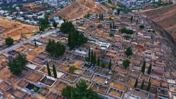 Повітряний Вид Цвинтар Міста Тбілісі Пагорбі Заході Сонця — стокове відео