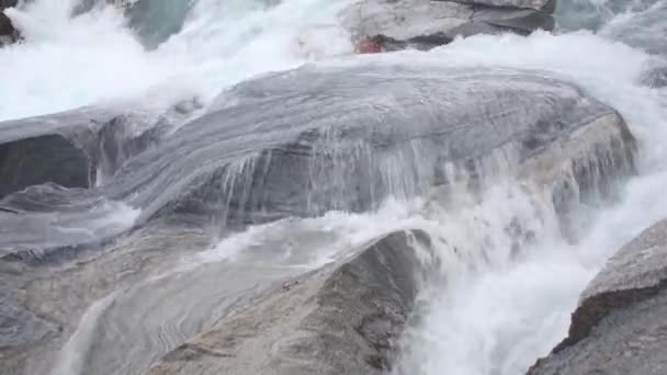 Świeża Woda Pitna Przepływa Przez Szary Marmurowy Kamień Pustkowiu Marmorslottet — Wideo stockowe
