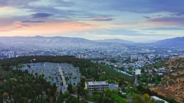 Veduta Aerea Del Cimitero Marino Tbilisi Contro Paesaggio Urbano Panoramico — Video Stock
